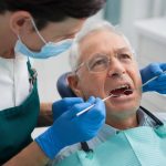 détartrage et blanchiment des dents : quel intérêt pour les seniors ?
