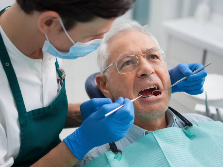 Détartrage et blanchiment des dents : quel intérêt pour les seniors ?