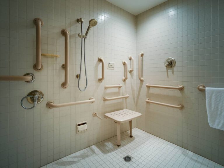 les accessoires de bain sécurisés pour seniors : ce qu’il faut savoir