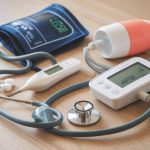 les dispositifs médicaux essentiels pour les seniors à domicile