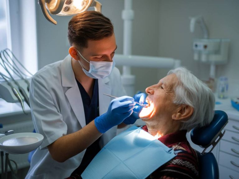 santé dentaire des seniors : les précautions à prendre